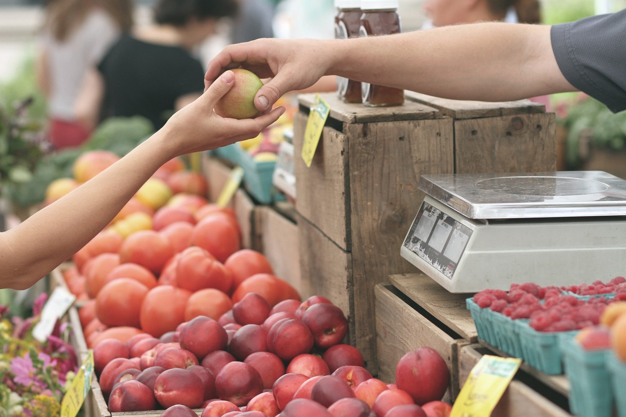 apples farmer s market buy buying 1841132
